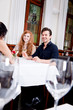 Gemischte Gruppe Menschen lachend im Restaurant