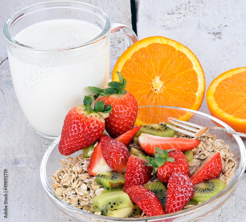Photo: Guten Morgen: Frühstücken mit Obst und Müsli Guten Morgen: Frühstücken mit Obst und Müsli