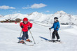 Jeunes skieurs dans les Alpes