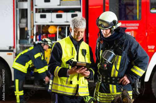 Photo: Feuerwehr - Einsatzplanung am Tablet-Computer Feuerwehr - Einsatzplanung am Tablet-Computer
