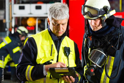 Photo: Feuerwehr - Einsatzplanung am Tablet-Computer Feuerwehr - Einsatzplanung am Tablet-Computer