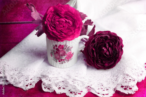 Photo: Stillleben mit Papierblumen Stillleben mit Papierblumen