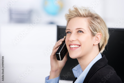 Photo: lächelnde geschäftsfrau am telefon lächelnde geschäftsfrau am telefon