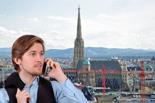 Photo: junger mann beim telefonieren junger mann beim telefonieren