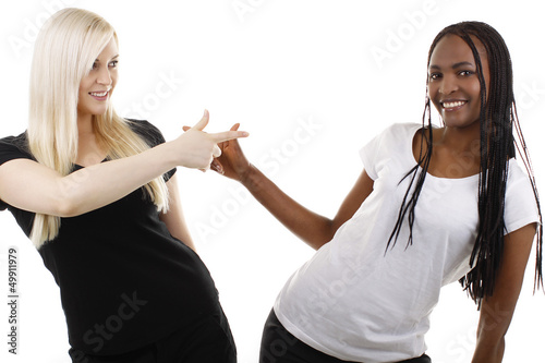 Photo: Afrikanerin u. Europäerin zeigen aufeinander - black a. white Afrikanerin u. Europäerin zeigen aufeinander - black a. white