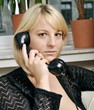 Foto: Junge Frau beim Telefonieren Junge Frau beim Telefonieren