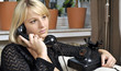 Foto: Junge Frau beim Telefonieren Junge Frau beim Telefonieren