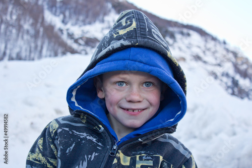 Photo: Découverte de la neige : jeune garçon (6-8 ans) Découverte de la neige : jeune garçon (6-8 ans)