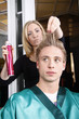 Mann beim Friseur