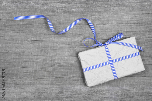 Photo: Geschenk in Blau auf Holz Hintergrund Geschenk in Blau auf Holz Hintergrund