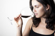Frau riecht am Rotwein