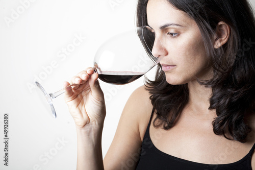 Photo: Frau riecht am Rotwein Frau riecht am Rotwein