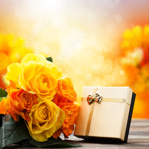 Photo: Rosen und Geschenkbox vor Gartenhintergrund Rosen und Geschenkbox vor Gartenhintergrund