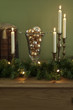 Stilleben mit Goldkugeln und Kerzen