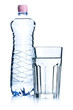 Foto: glasses of water and plastic bottle glasses of water and plastic bottle