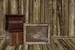 unbeschriebene Tafel und Truhe vor Holzwand