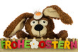 Stoffhase hinter Holzwand mit Spiegelei-FROHE OSTERN
