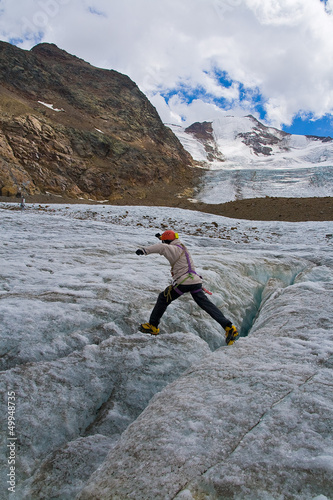 Photo: Alpinista che salta Crepaccio Alpinista che salta Crepaccio