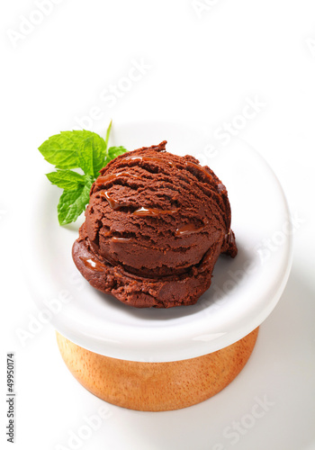 Photo: Chocolate ice cream with caramel sauce Chocolate ice cream with caramel sauce