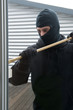 Einbrecher mit Brecheisen hebelt Tür auf #bn