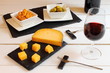 Aperitivo de vino con queso, aceitunas y galletas saladas