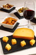 Vino, queso, aceitunas, galletas saladas y frutos secos