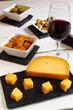 Vino, queso, aceitunas, galletas saladas y frutos secos