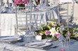 Tavolo con composizione floreale per matrimonio