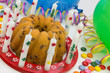 Kuchen mit Dekoration zum Kindergeburtstag