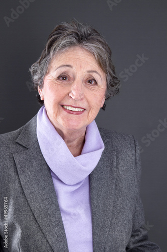 Photo: Portrait einer älteren zufriedenen Dame Portrait einer älteren zufriedenen Dame