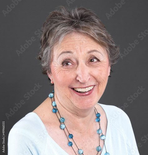 Photo: Humorvolle ältere Dame lachend mit grauen Haaren Humorvolle ältere Dame lachend mit grauen Haaren