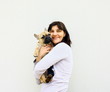femme brune et son bouledogue français