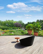 Gartenanlage mit Teich und Terrasse