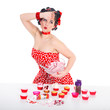 Photo: Hübsche Frau im Pin Up Style unter Stress mit Cupcake Hübsche Frau im Pin Up Style unter Stress mit Cupcake
