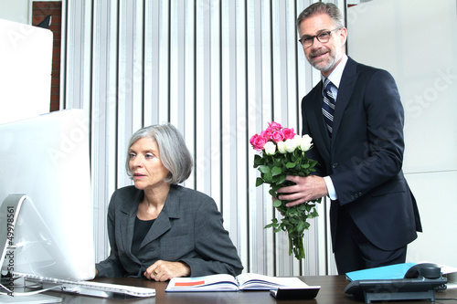 Photo: Frau und Mann im Büro Frau und Mann im Büro