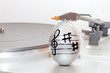 Uovo di Pasqua decorato con note musicali