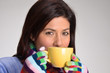 Joven mujer bebiendo bebida caliente,café,té.
