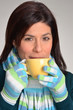 Joven mujer bebiendo bebida caliente,café,té.