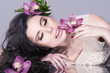 Foto: Beauty Girl With Flowers .Beautiful Model Woman Face Beauty Girl With Flowers .Beautiful Model Woman Face
