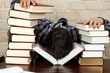 Mann vor Erschöpfung eingeschlafen, Bücher