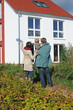 Familie vor Eigenheim
