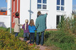 Junge Familie vor Eigenheim