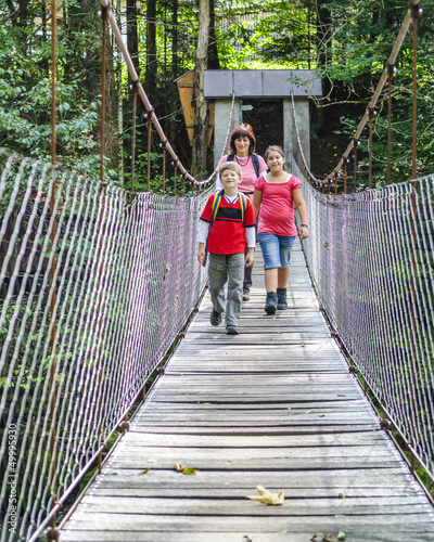 Photo: Familie auf einer alten Brücke Familie auf einer alten Brücke
