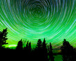 Foto: Star trails around Polaris and Northern lights Star trails around Polaris and Northern lights