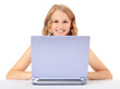 Attraktives Mädchen mit Laptop