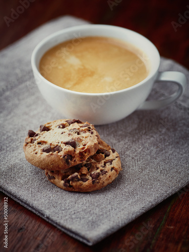 Photo: Cup of cafe crema with chocolate chip cookies Cup of cafe crema with chocolate chip cookies