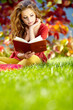 Foto: beautiful girl with book in the spring park beautiful girl with book in the spring park