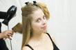 Jeune femme en train de se faire coiffer