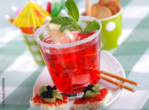 Photo: cocktail americano con foglie di menta cocktail americano con foglie di menta