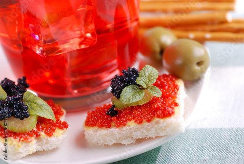 Photo: tartine con uova di lompo rosse e nere tartine con uova di lompo rosse e nere